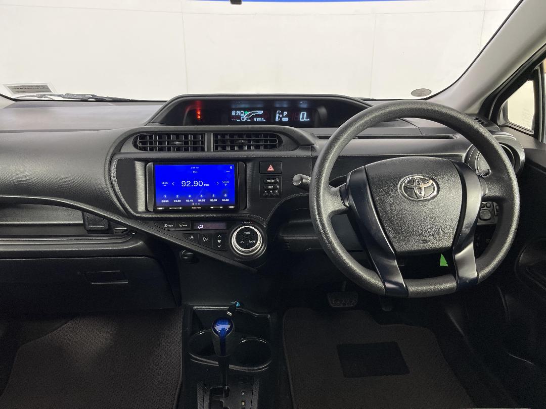 Photo '17' of Toyota Aqua Photo '17' of Toyota Aqua