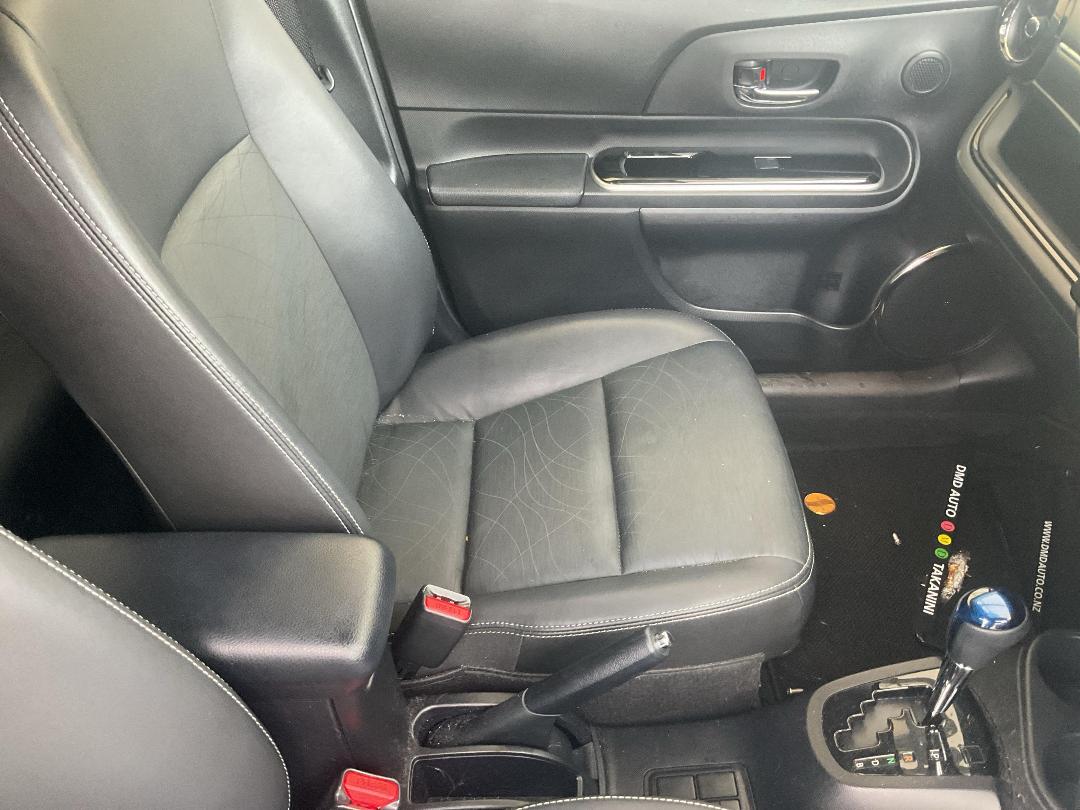 Photo '11' of Toyota Aqua Hybrid