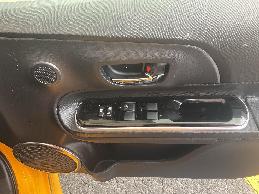 Photo '10' of Toyota Aqua Hybrid