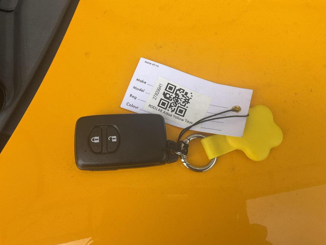 Photo '16' of Toyota Aqua Hybrid