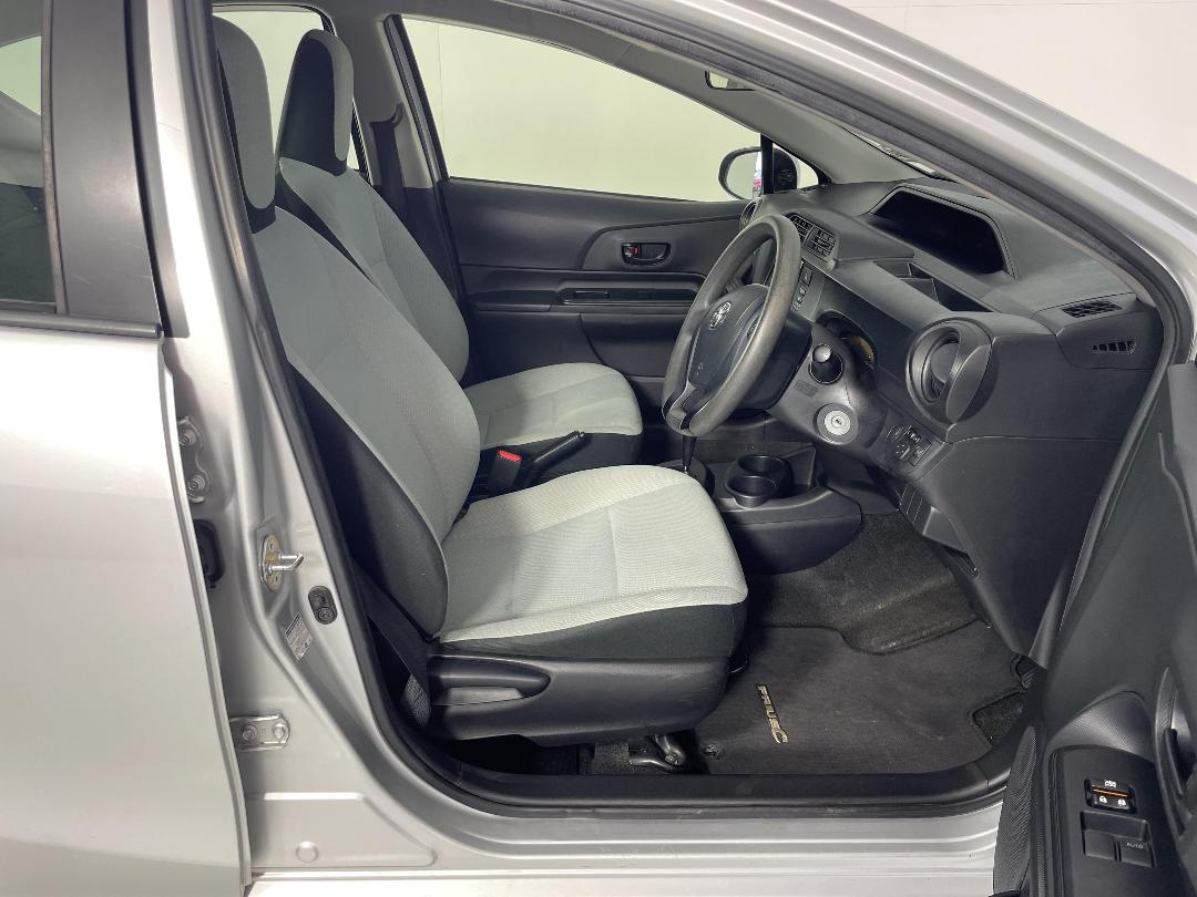 Photo '16' of Toyota Aqua Photo '16' of Toyota Aqua