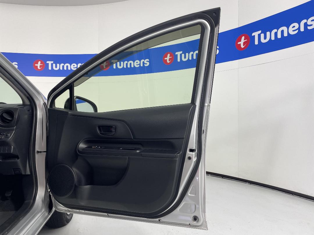 Photo '15' of Toyota Aqua Photo '15' of Toyota Aqua