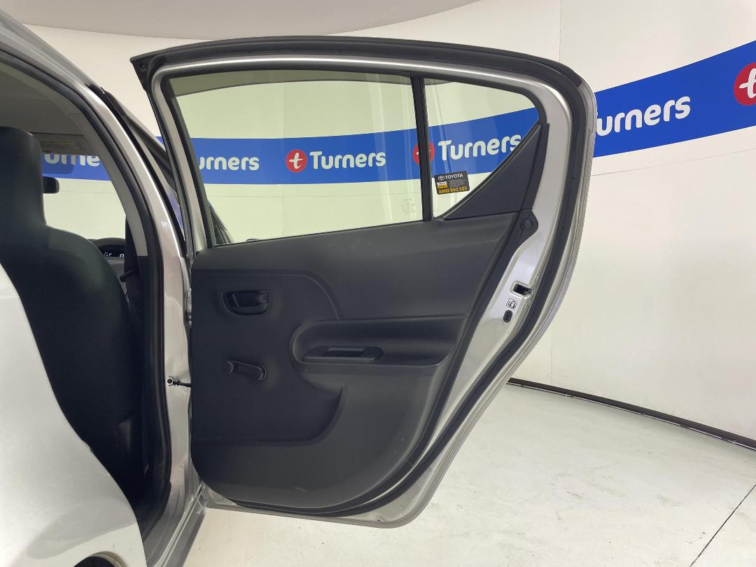 Photo '19' of Toyota Aqua Photo '19' of Toyota Aqua