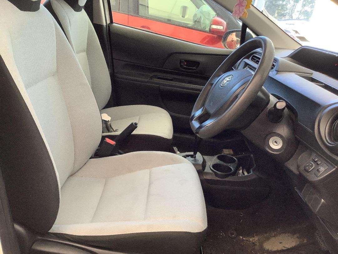 Photo '11' of Toyota Aqua Hybrid