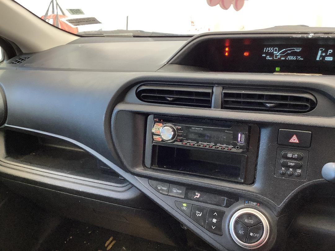 Photo '18' of Toyota Aqua Hybrid