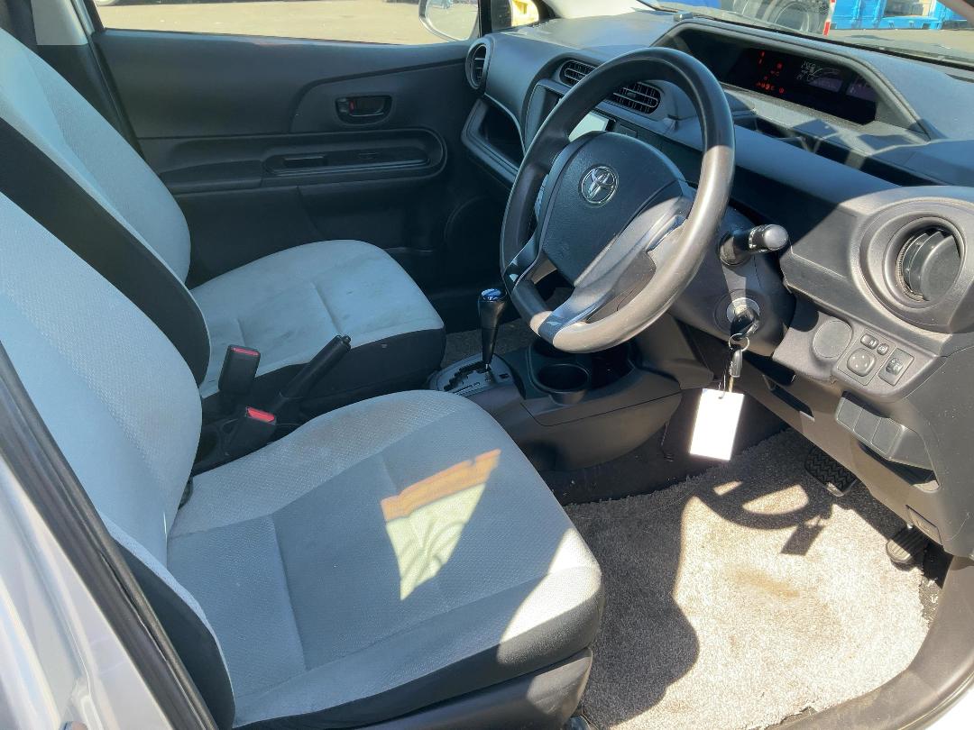 Photo '10' of Toyota Aqua Hybrid