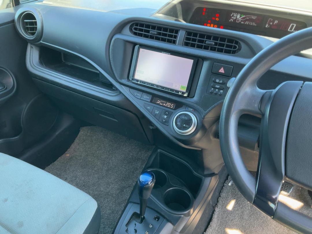 Photo '11' of Toyota Aqua Hybrid