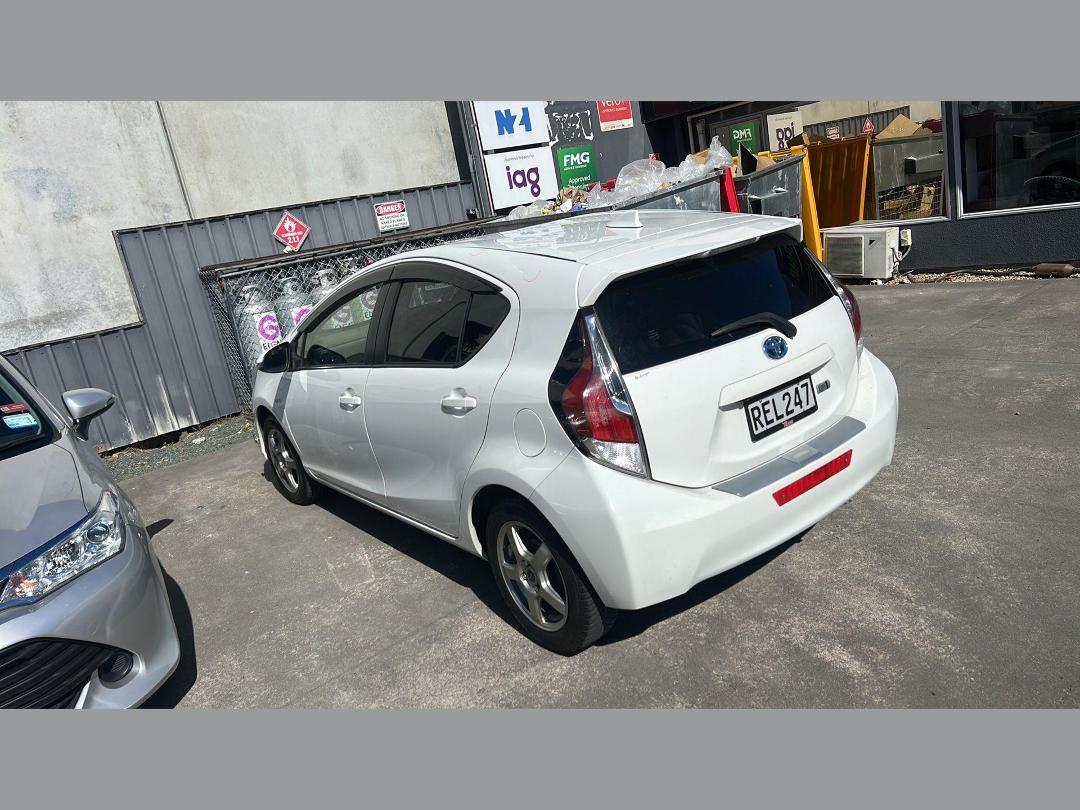 Photo '11' of Toyota Aqua Hybrid