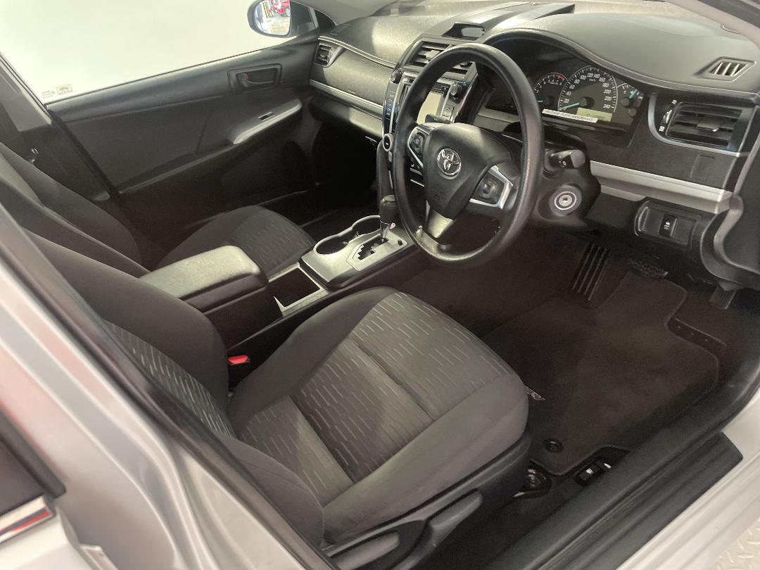 Photo '16' of Toyota Camry