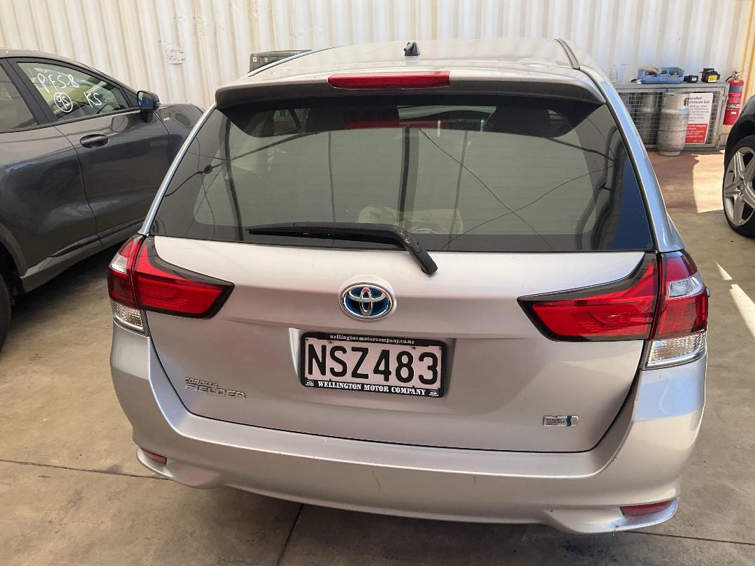 Photo '4' of Toyota Corolla Fielder Hybrid Photo '4' of Toyota Corolla Fielder Hybrid