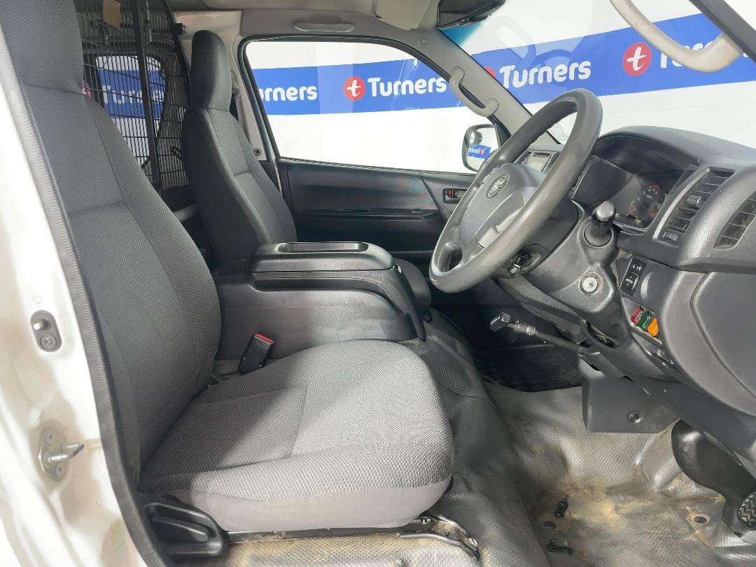 Photo '16' of Toyota Hiace