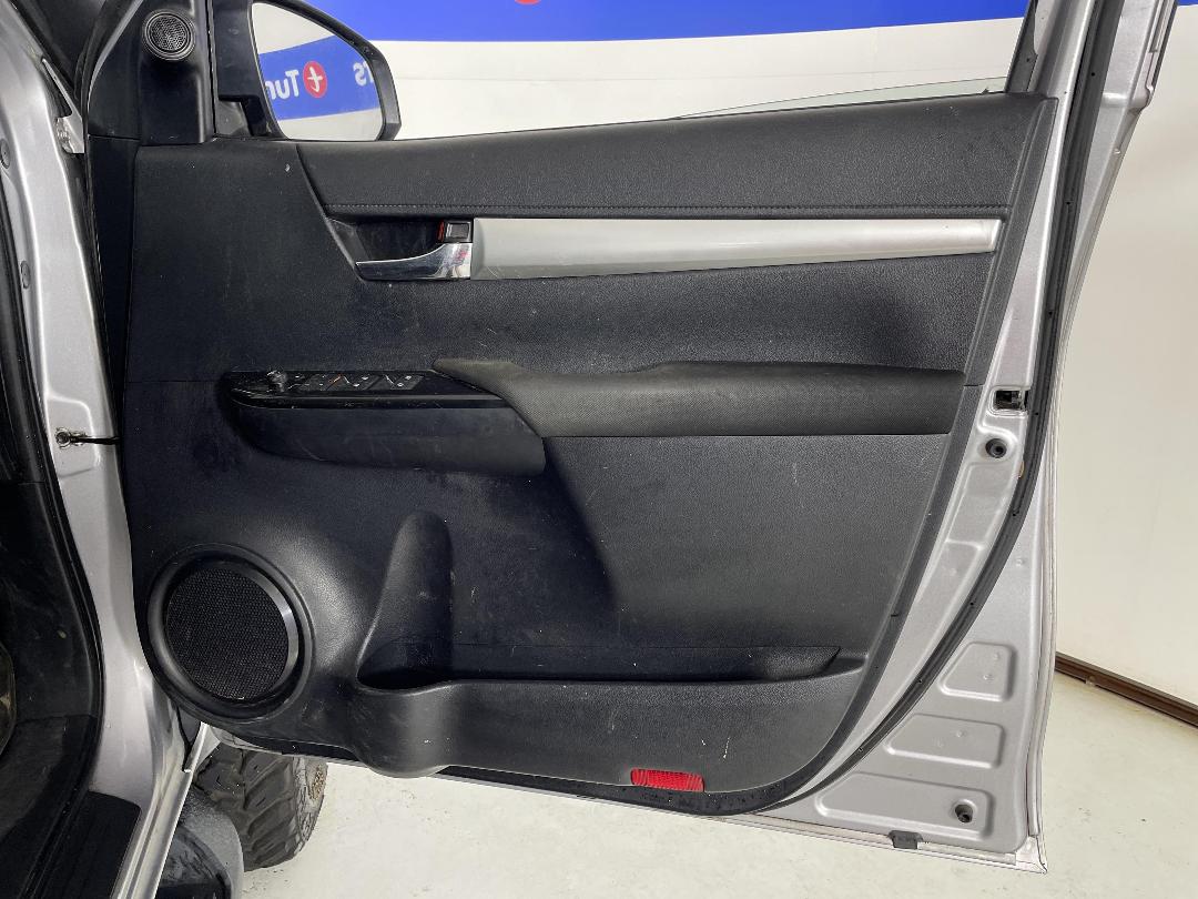 Photo '13' of Toyota Hilux SR5 TD DC