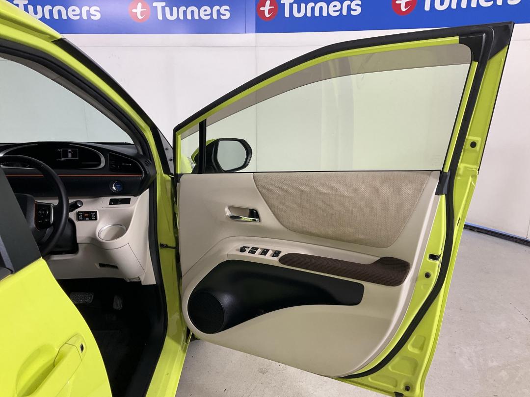 Photo '15' of Toyota Sienta