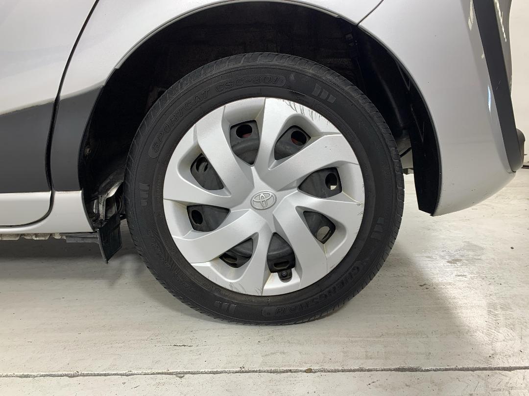 Photo '11' of Toyota Sienta