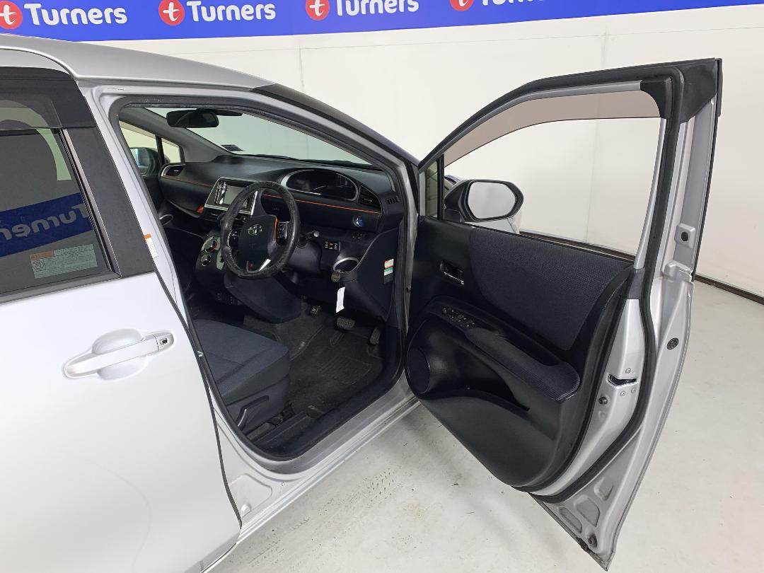 Photo '15' of Toyota Sienta