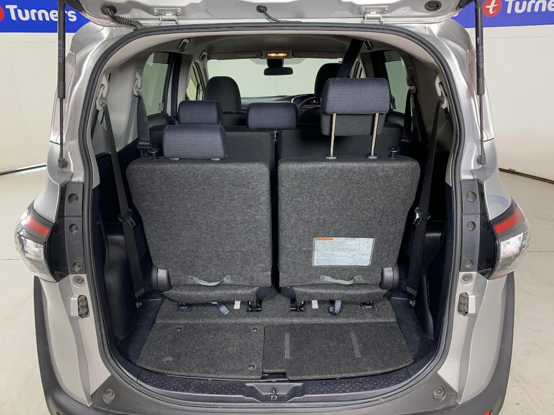 Photo '14' of Toyota Sienta