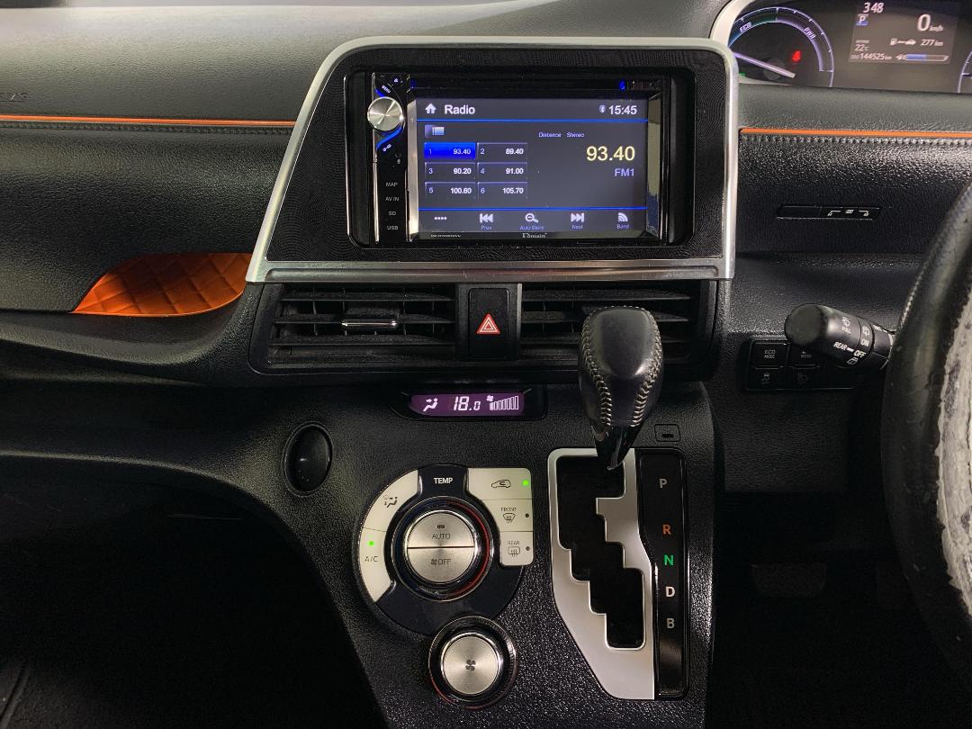 Photo '18' of Toyota Sienta