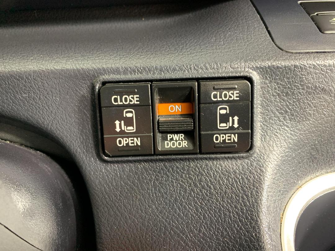 Photo '23' of Toyota Sienta