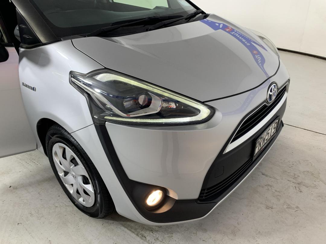 Photo '30' of Toyota Sienta