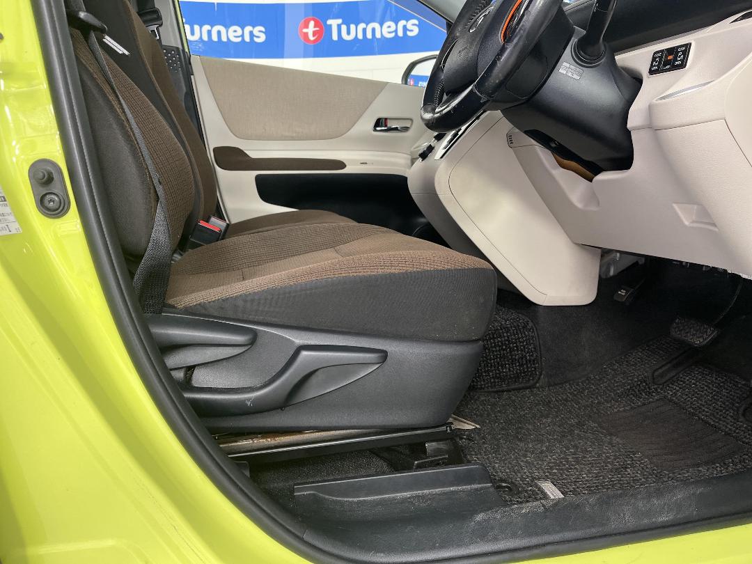 Photo '16' of Toyota Sienta