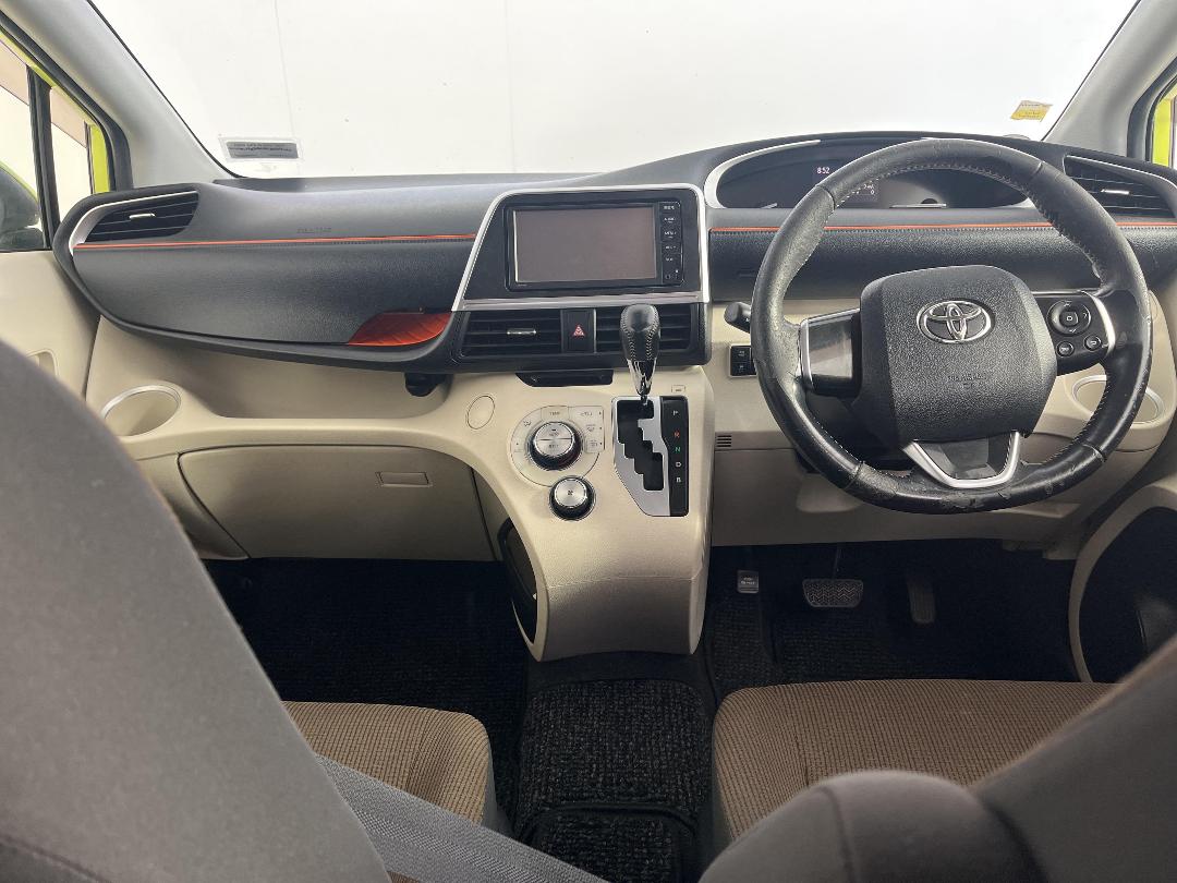 Photo '18' of Toyota Sienta