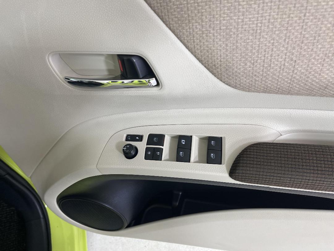 Photo '24' of Toyota Sienta