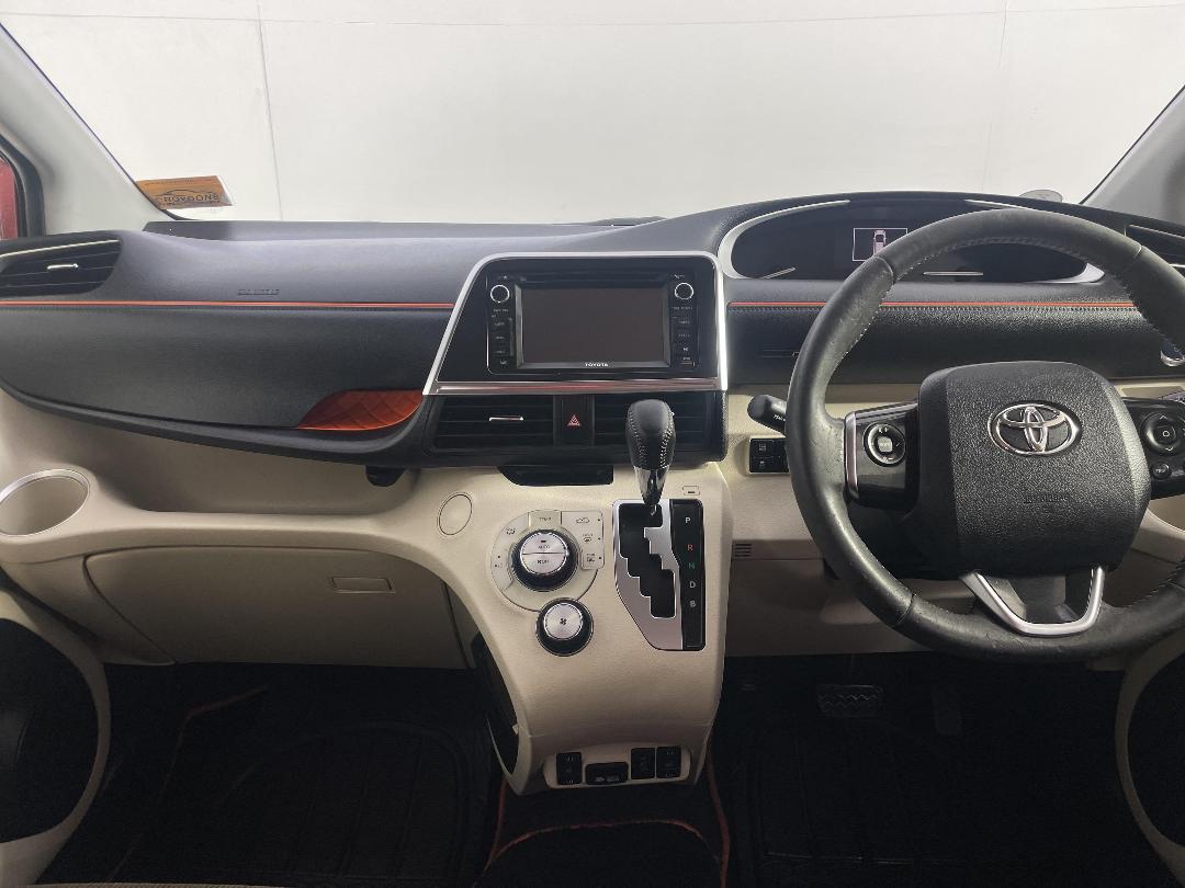 Photo '17' of Toyota Sienta