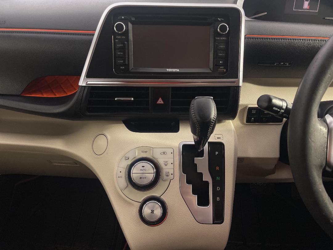 Photo '18' of Toyota Sienta