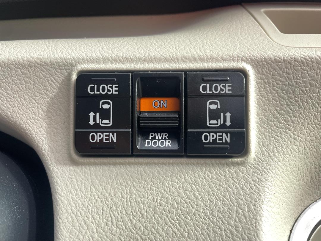 Photo '24' of Toyota Sienta