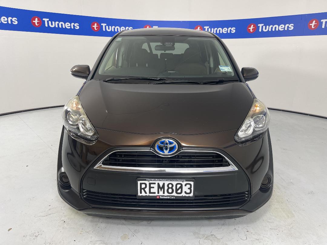 Photo '2' of Toyota Sienta