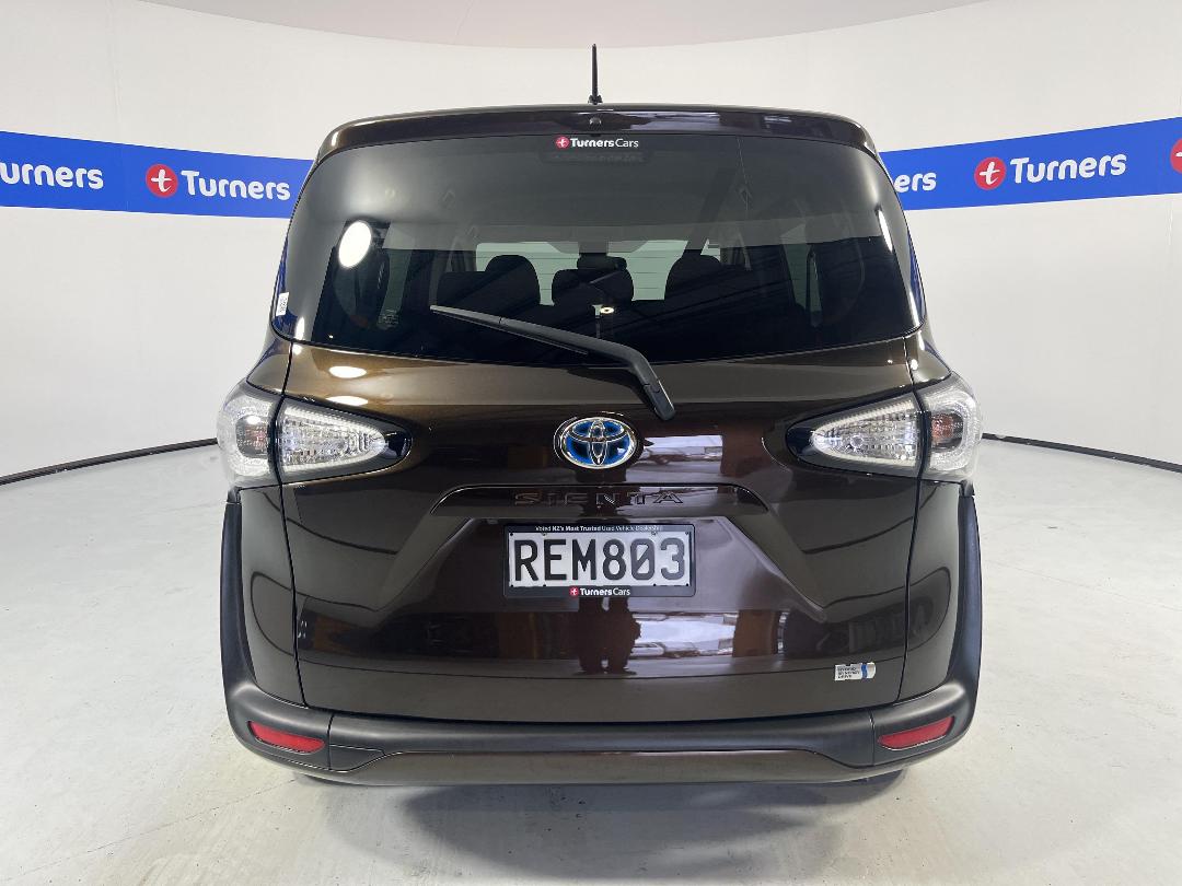 Photo '6' of Toyota Sienta