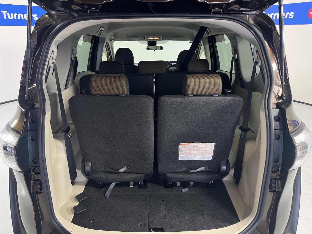 Photo '14' of Toyota Sienta