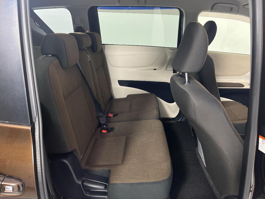 Photo '19' of Toyota Sienta