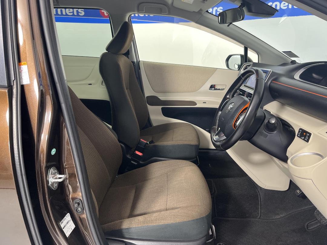 Photo '16' of Toyota Sienta