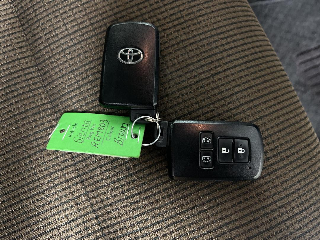 Photo '22' of Toyota Sienta