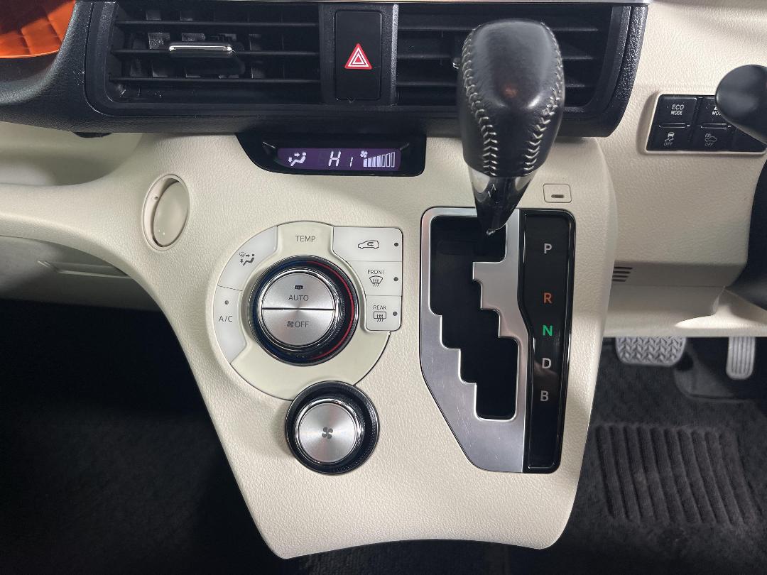 Photo '18' of Toyota Sienta