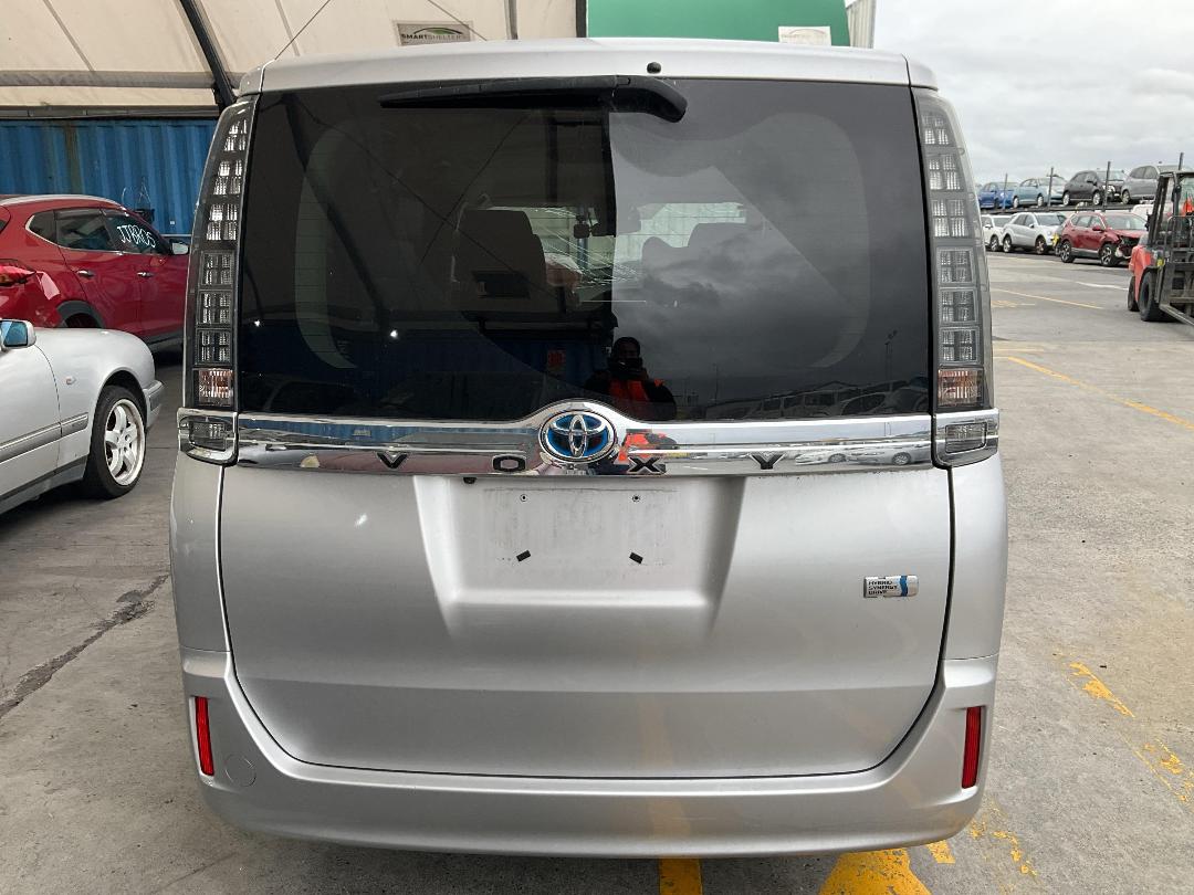 Photo '5' of Toyota Voxy Hybrid