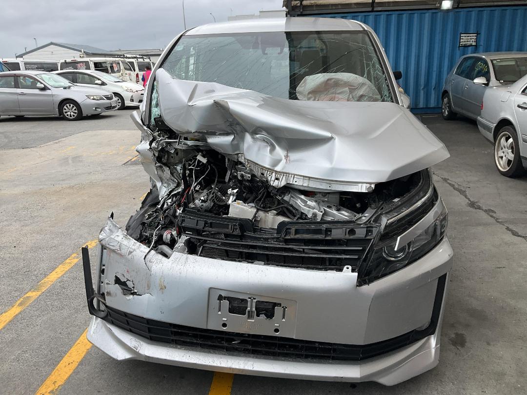 Photo '2' of Toyota Voxy Hybrid