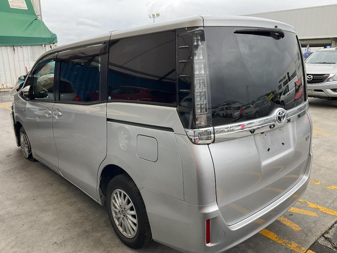 Photo '4' of Toyota Voxy Hybrid