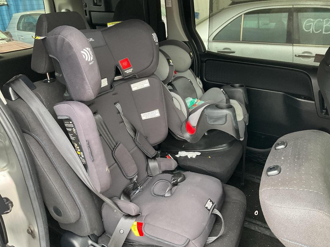 Photo '7' of Toyota Voxy Hybrid