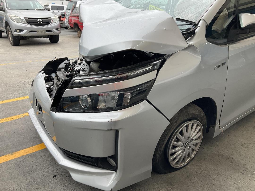 Photo '10' of Toyota Voxy Hybrid