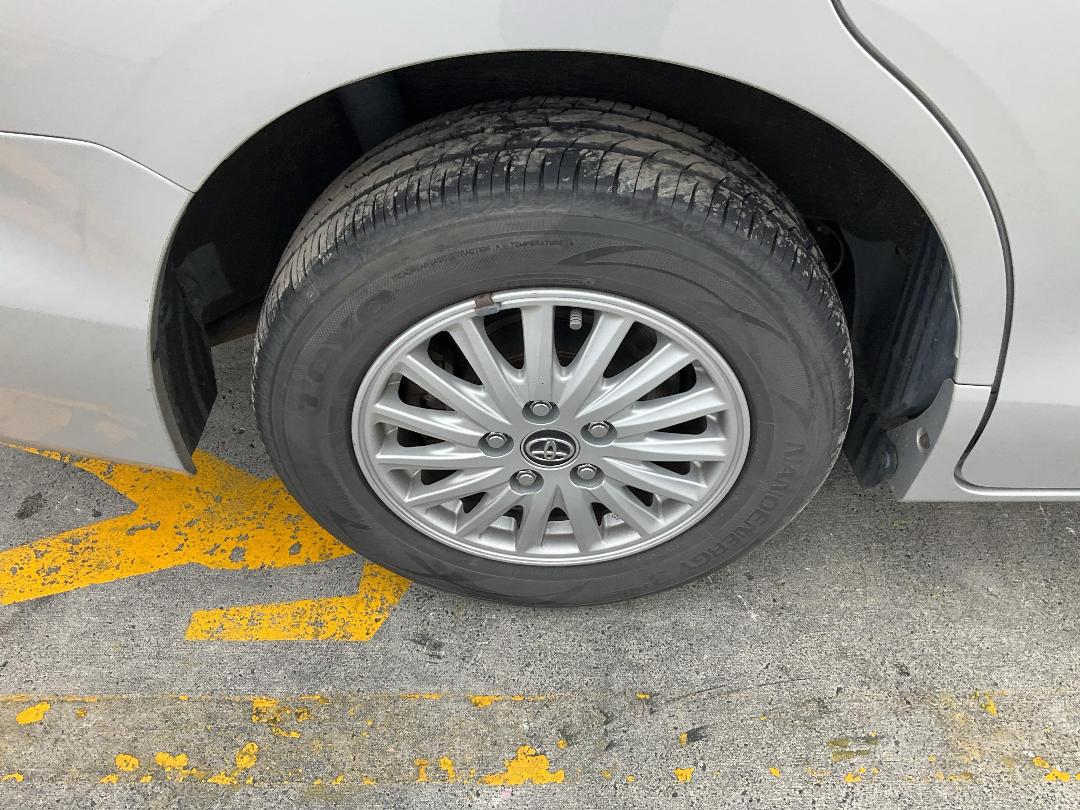 Photo '14' of Toyota Voxy Hybrid