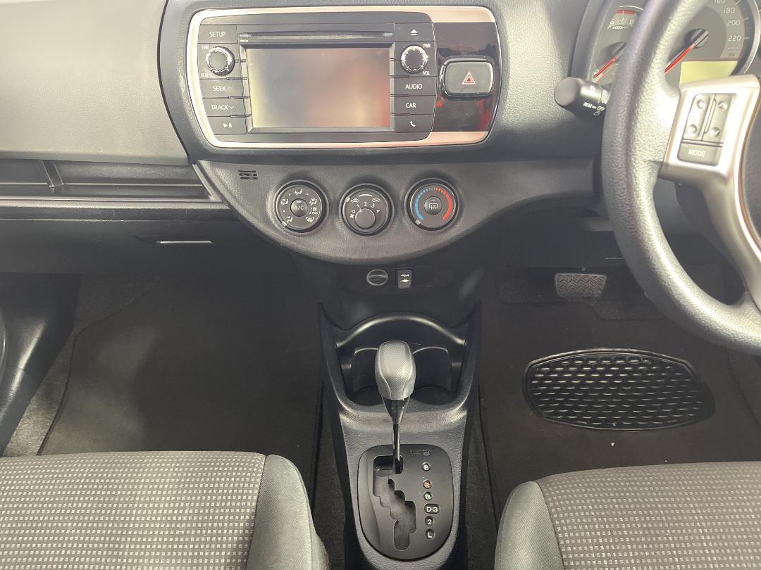 Photo '18' of Toyota Yaris