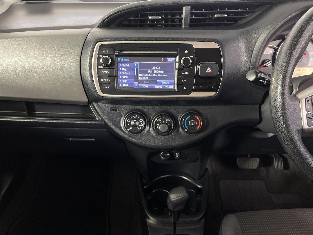 Photo '18' of Toyota Yaris