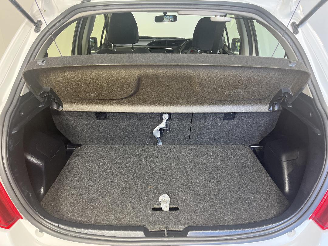 Photo '14' of Toyota Yaris