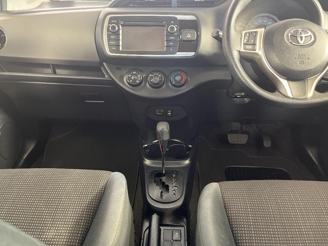 Photo '18' of Toyota Yaris