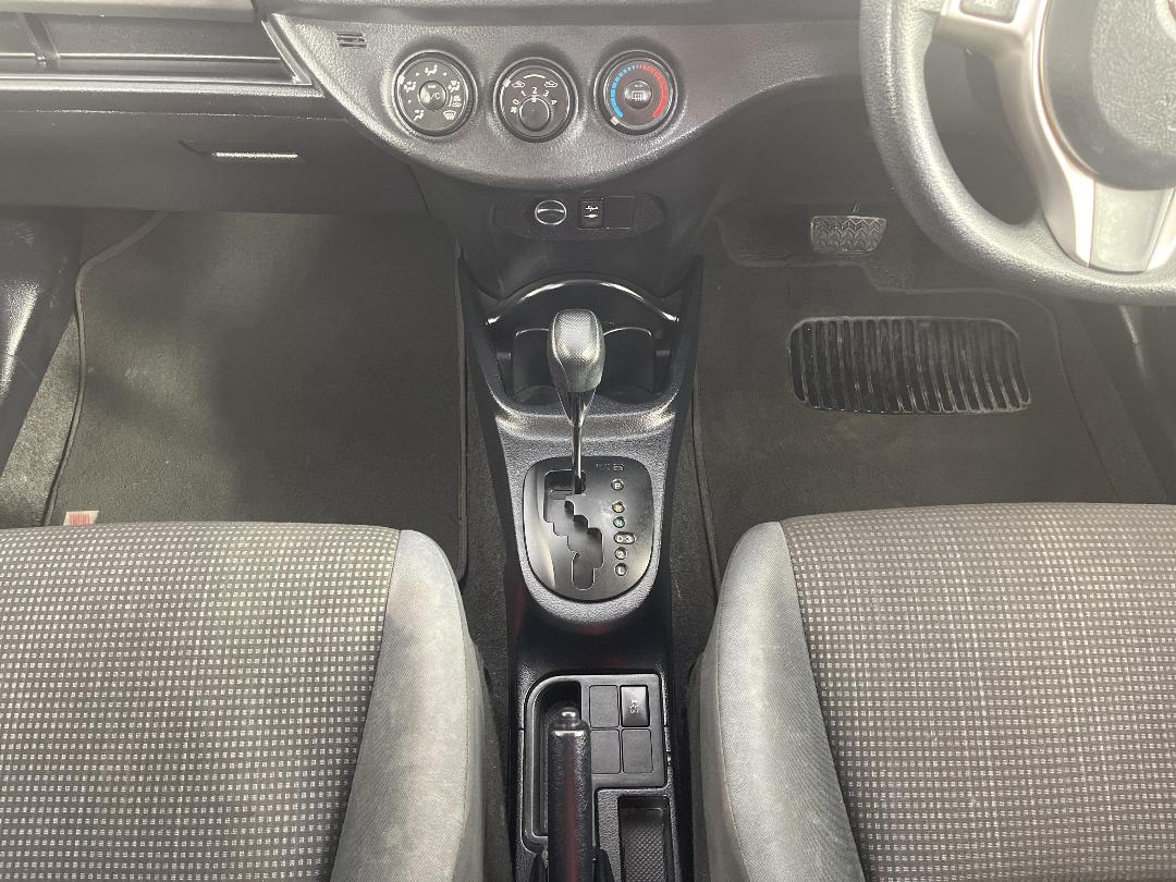 Photo '18' of Toyota Yaris