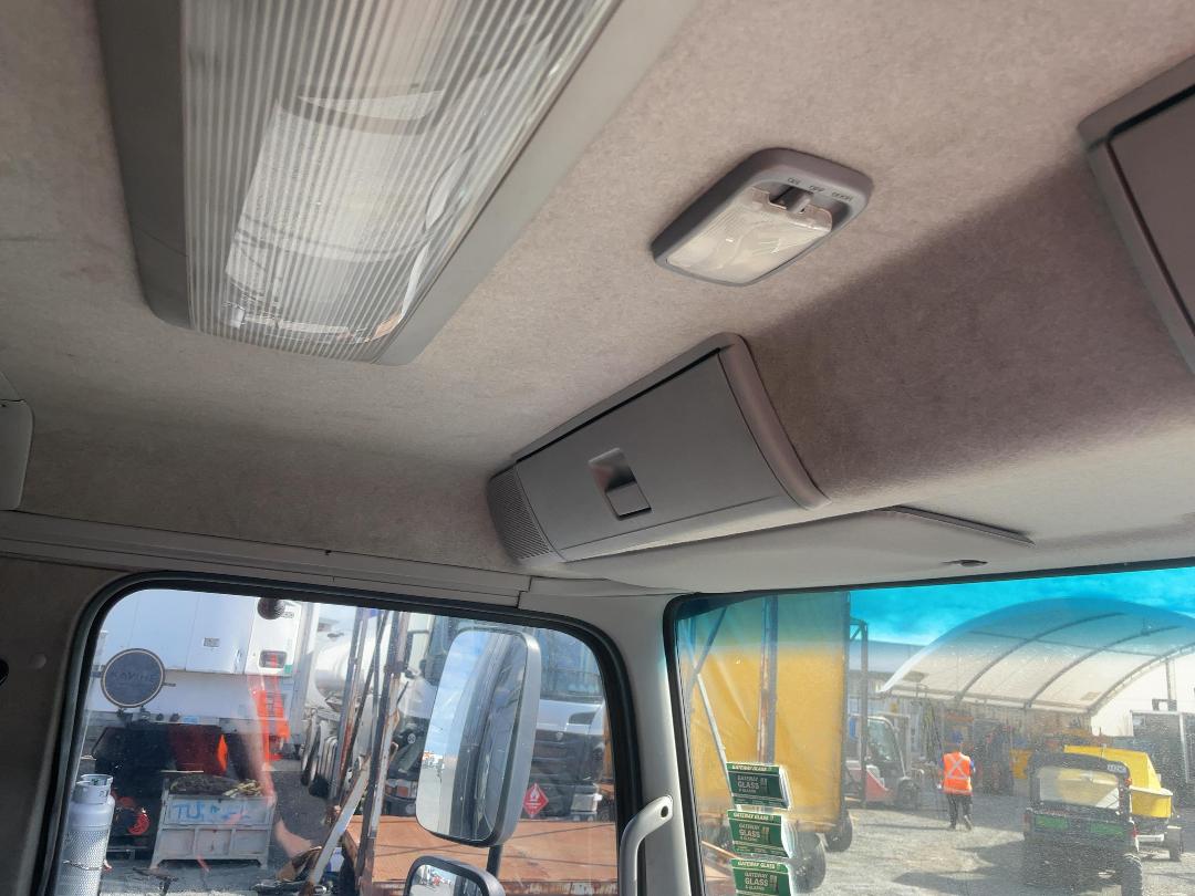 Photo '18' of UD TRUCKS MK11250 Curtainsider