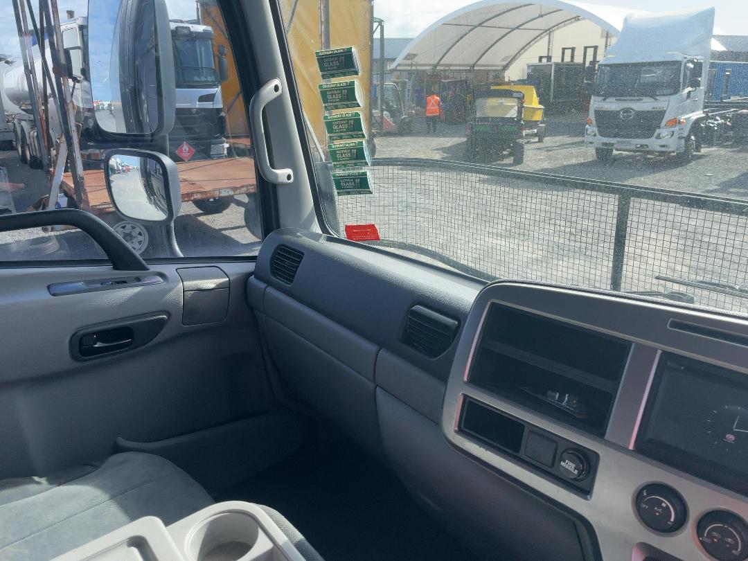 Photo '20' of UD TRUCKS MK11250 Curtainsider