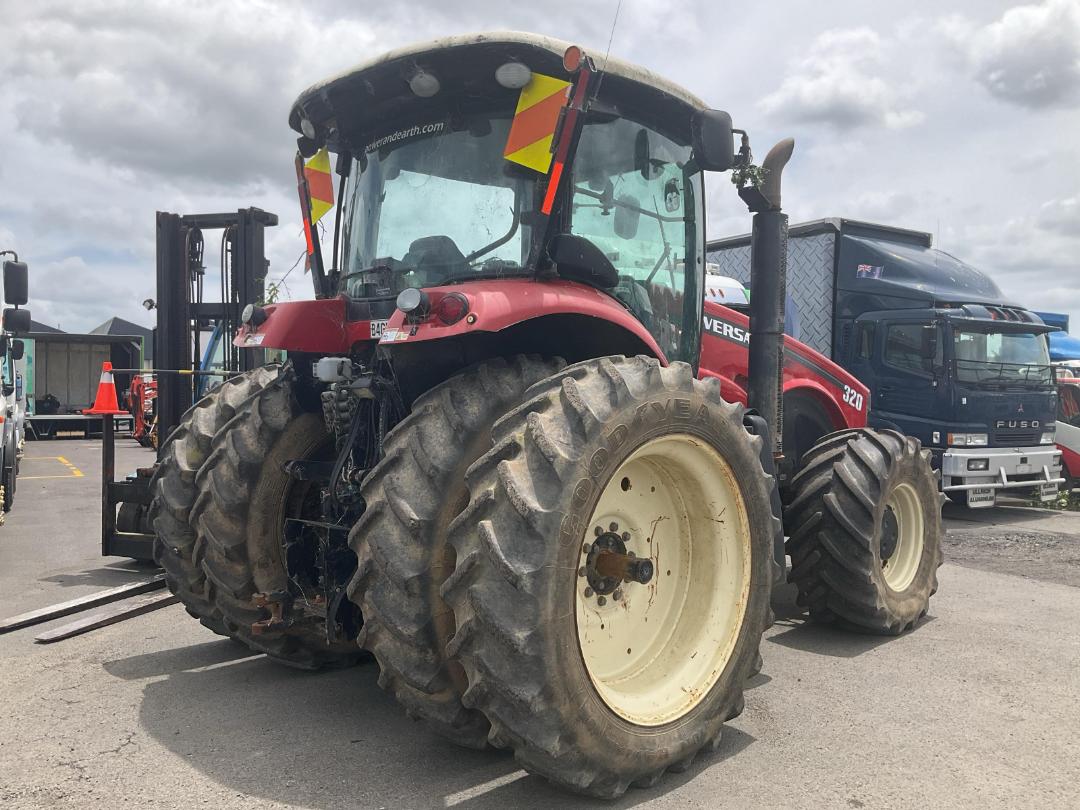 Photo '4' of Versatile 320 Tractor Photo '4' of Versatile 320 Tractor